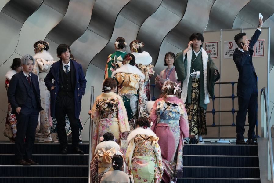 لشباب في العشرين من عمرهم في حفل بلوغ سن الرشد في اليابان (4)