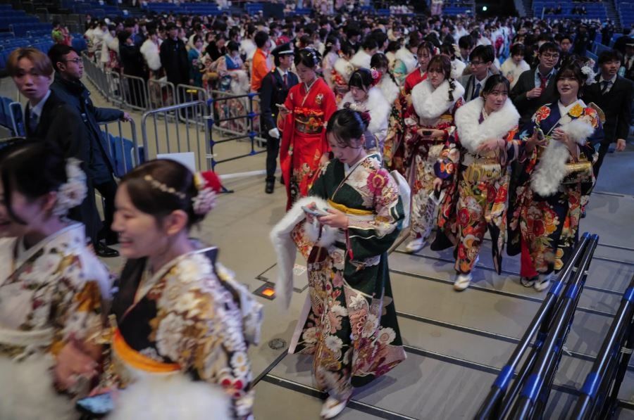 لشباب في العشرين من عمرهم في حفل بلوغ سن الرشد في اليابان (2)