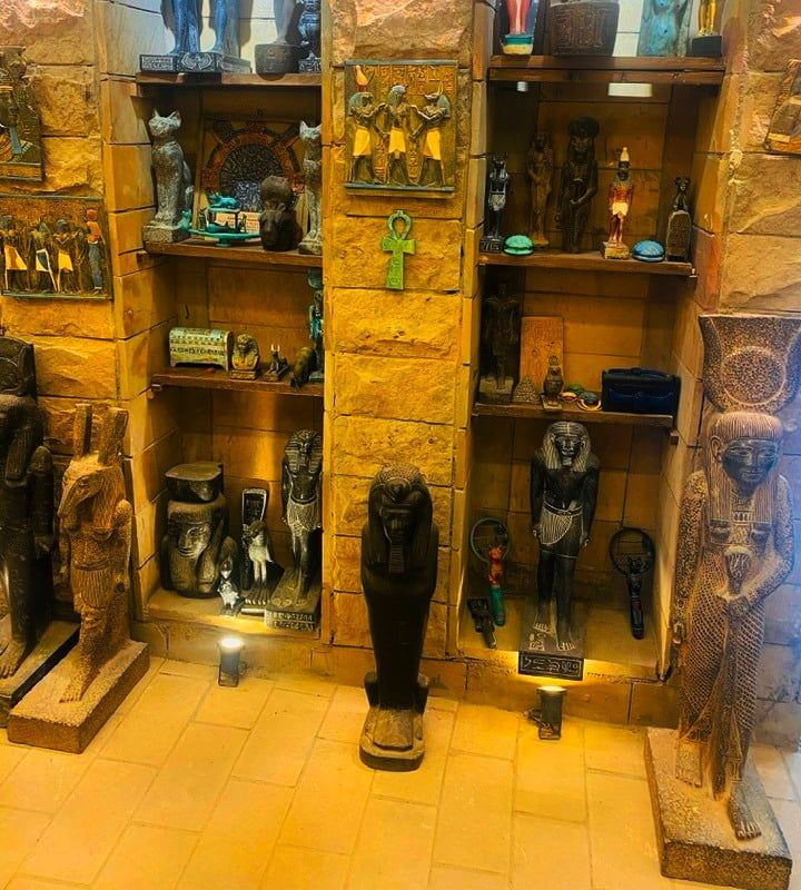 ورش صناعة التحف والألباستر سحر الهدايا لسياح العالم