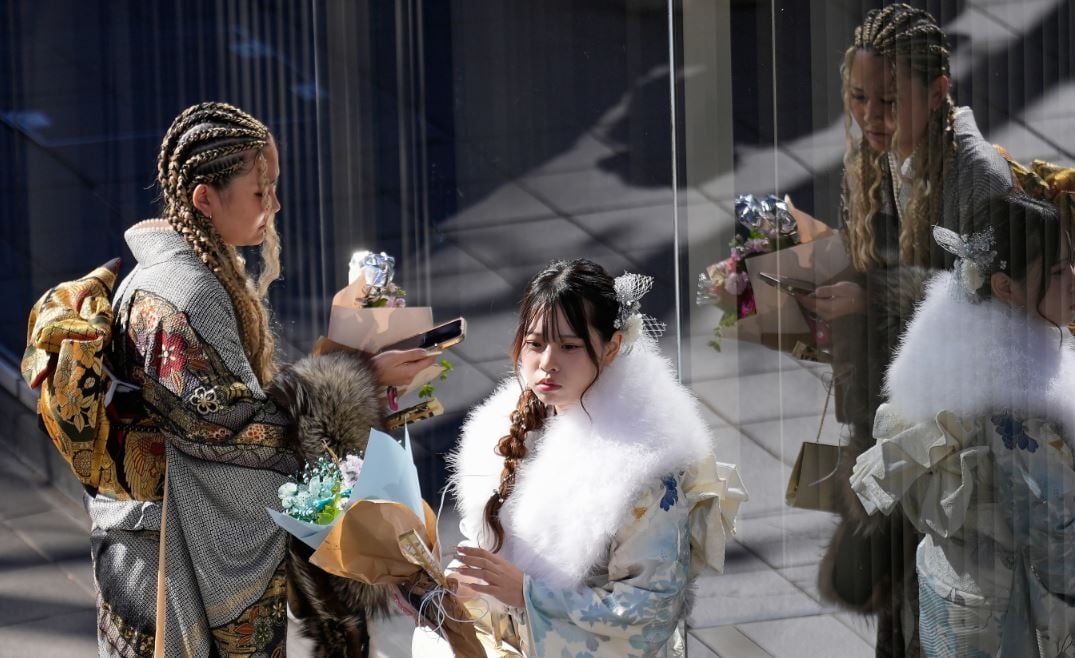 لشباب في العشرين من عمرهم في حفل بلوغ سن الرشد في اليابان (6)