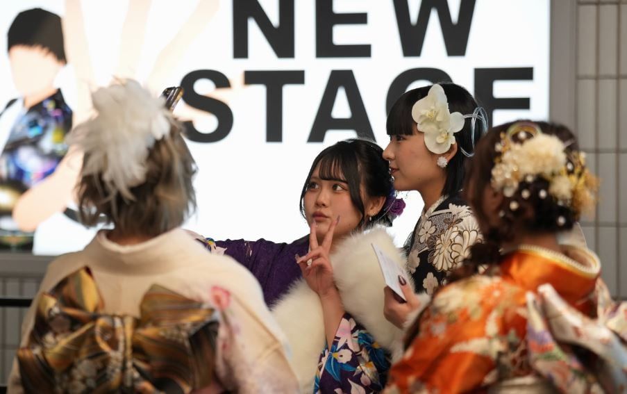 لشباب في العشرين من عمرهم في حفل بلوغ سن الرشد في اليابان (3)