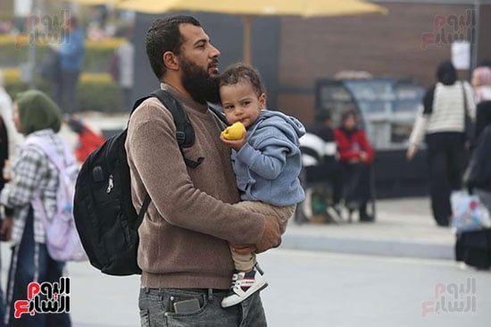 الاب يحمل طفله بكل فخر الاب يحمل طفله بكل فخر