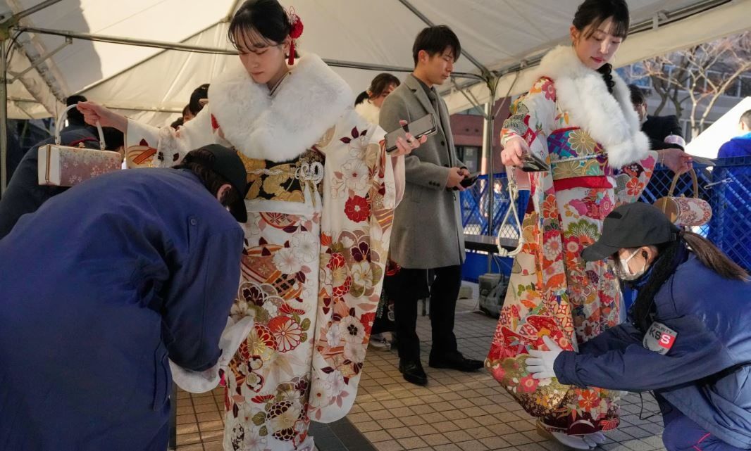 لشباب في العشرين من عمرهم في حفل بلوغ سن الرشد في اليابان (7)
