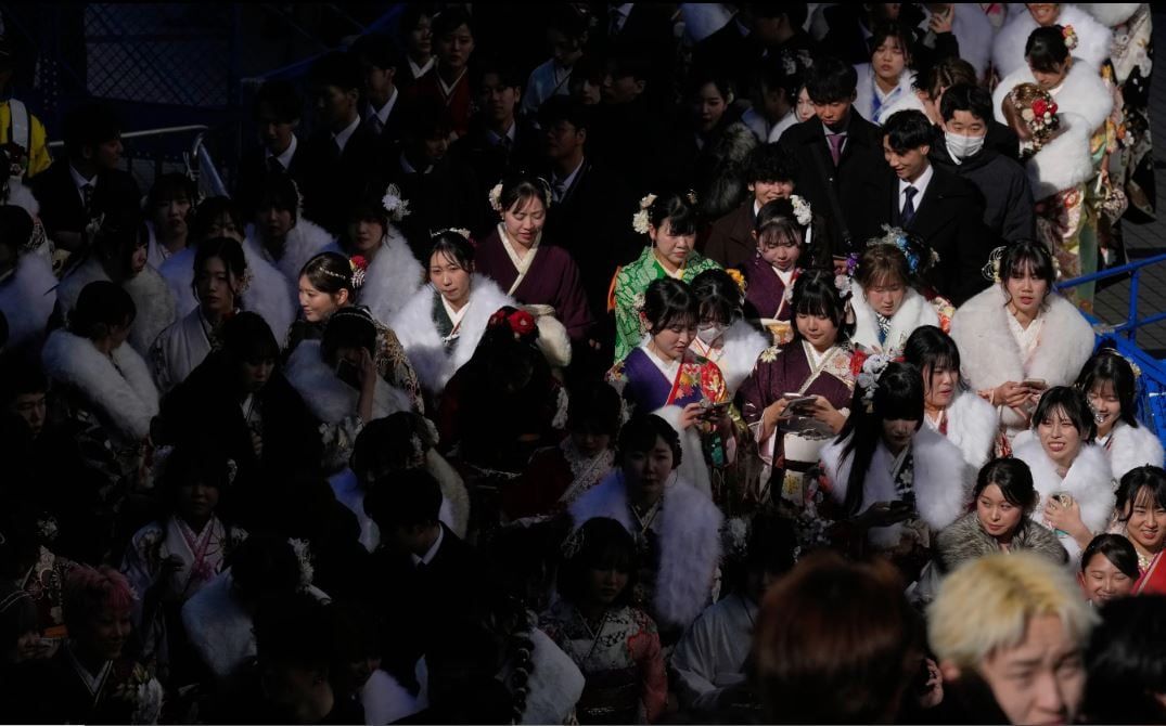 لشباب في العشرين من عمرهم في حفل بلوغ سن الرشد في اليابان (5)