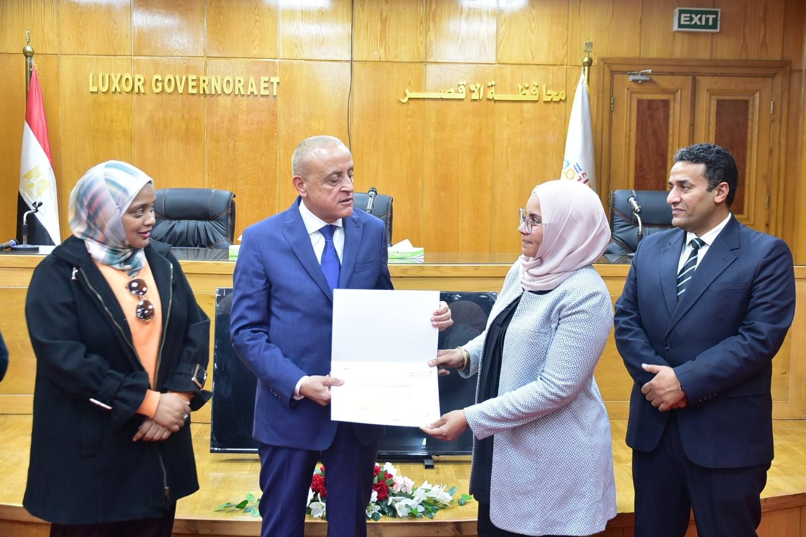 محافظ الأقصر يشارك توزيع شهادات برنامج الإدارة الرقمية المستدامة للمشروعات محافظ الأقصر يشارك توزيع شهادات برنامج الإدارة الرقمية المستدامة للمشروعات