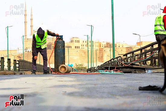 العمال أثناء تنفيذ إزالة كوبري السيدة عائشة العمال أثناء تنفيذ إزالة كوبري السيدة عائشة