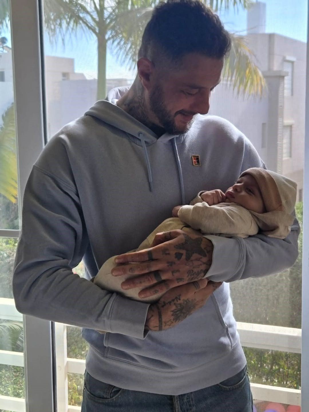 احمد الفيشاوي يحمل طفلاً