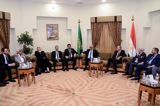 النائب ياسر الحفناوي يلتقي وزير العمل المصرى والقنصل العام في جدة لبحث أوضاع المصريين بالسعودية (2)