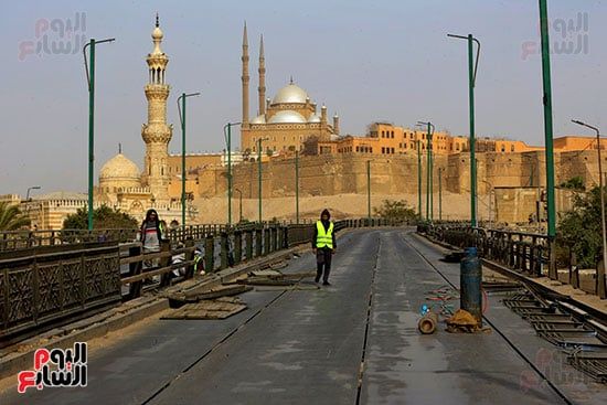العمال ينجزون مراحل الإزالة العمال ينجزون مراحل الإزالة