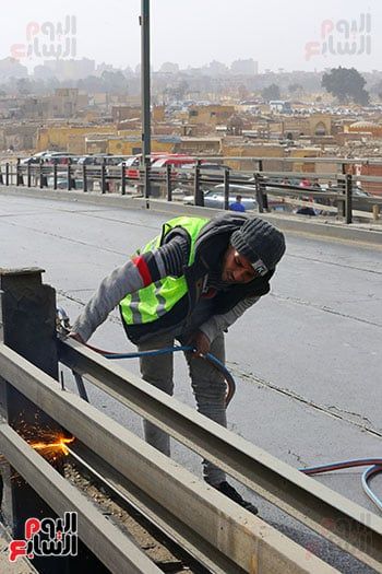 العمال ينجزون أعمال الإزالة العمال ينجزون أعمال الإزالة