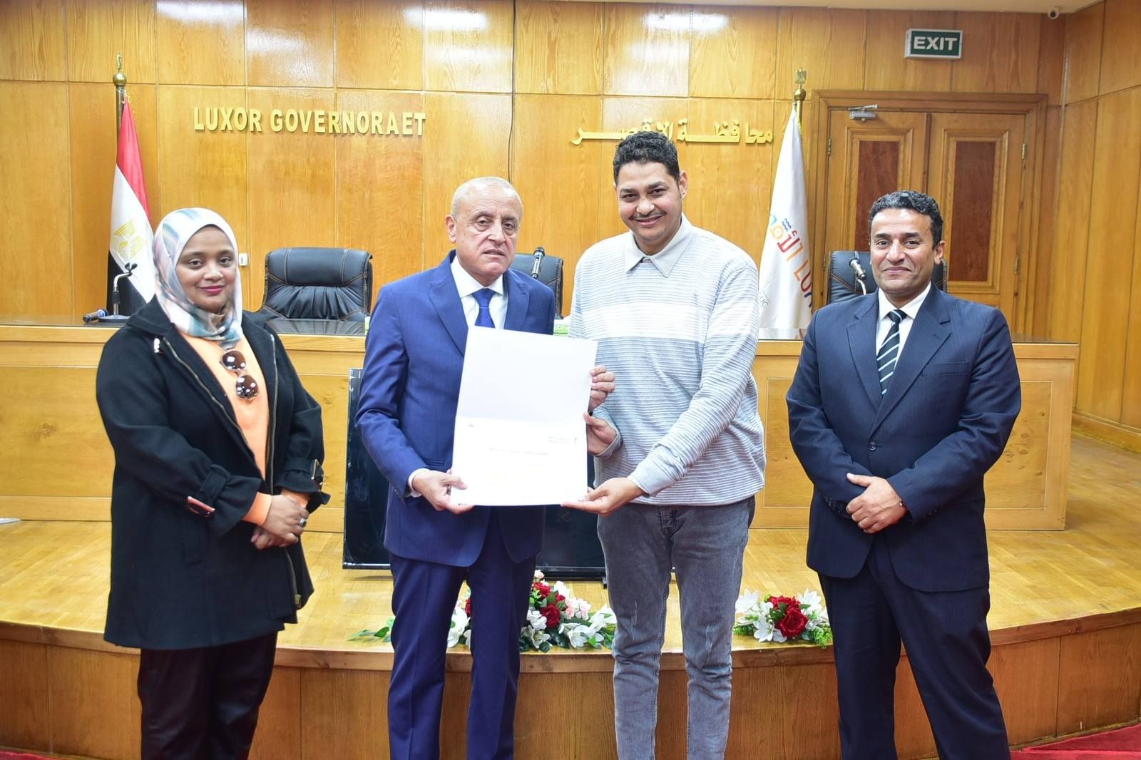 المحافظ يوزع شهادات برنامج الإدارة الرقمية المستدامة للمشروعات لـ35 موظفاً المحافظ يوزع شهادات برنامج الإدارة الرقمية المستدامة للمشروعات لـ35 موظفاً