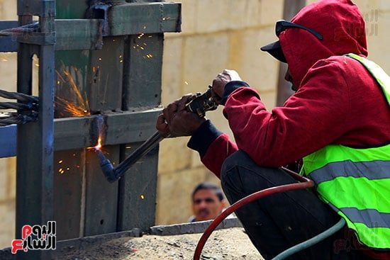 العمال في قلب الحدث أثناء إزالة الكوبري العمال في قلب الحدث أثناء إزالة الكوبري