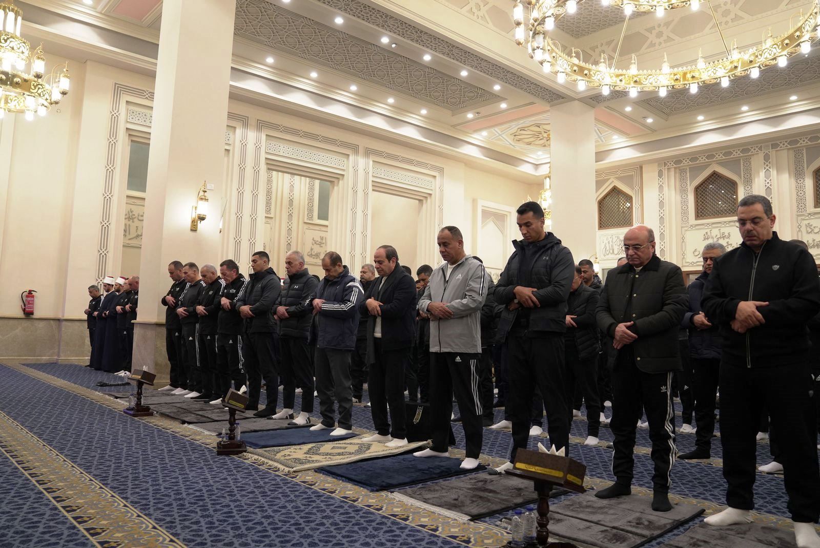 الرئيس السيسى يؤدى صلاة الفجر بالأكاديمية العسكرية الرئيس السيسى يؤدى صلاة الفجر بالأكاديمية العسكرية