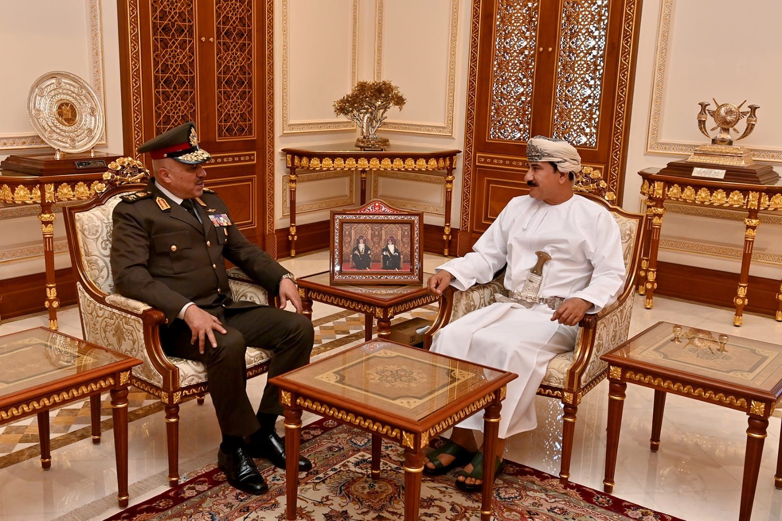 الفريق أحمد خليفة يأثناء زيارته الرسمية إلى سلطنة عُمان (1) الفريق أحمد خليفة يأثناء زيارته الرسمية إلى سلطنة عُمان (1)