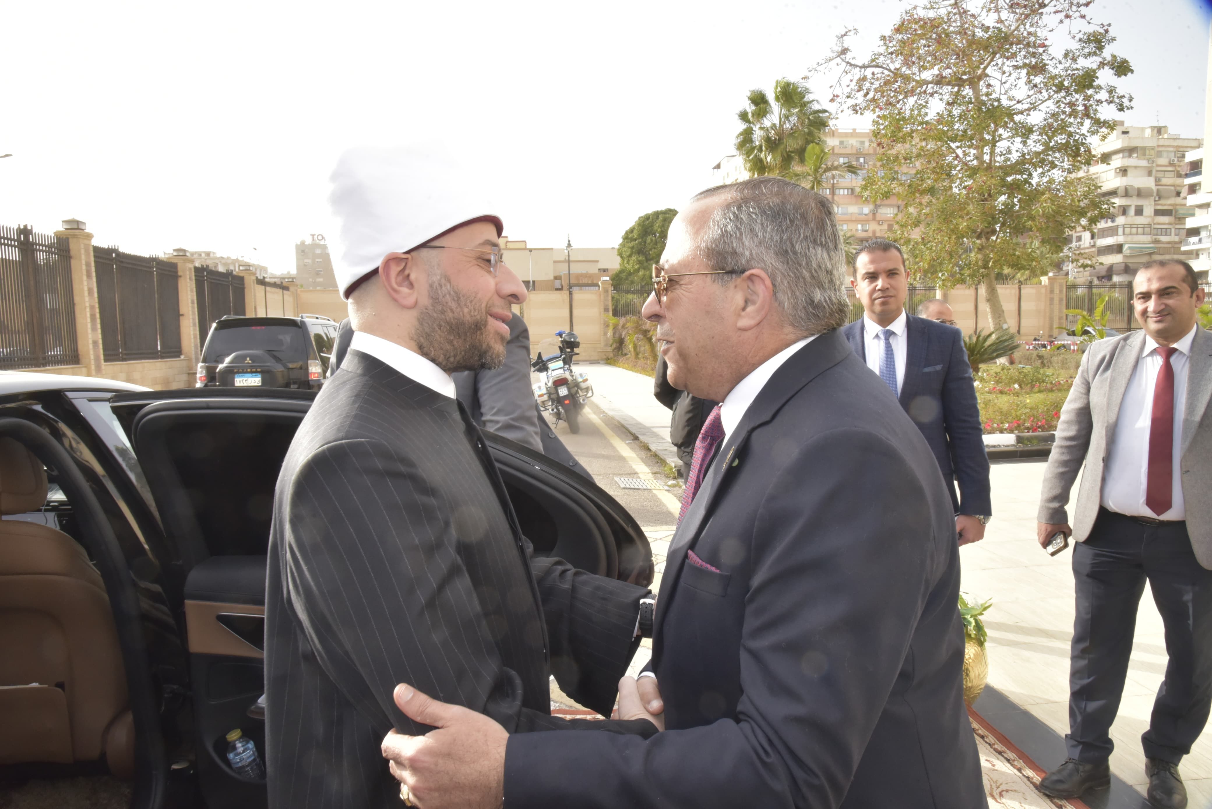 المحافظ يستقبل وزيؤ الاوقاف