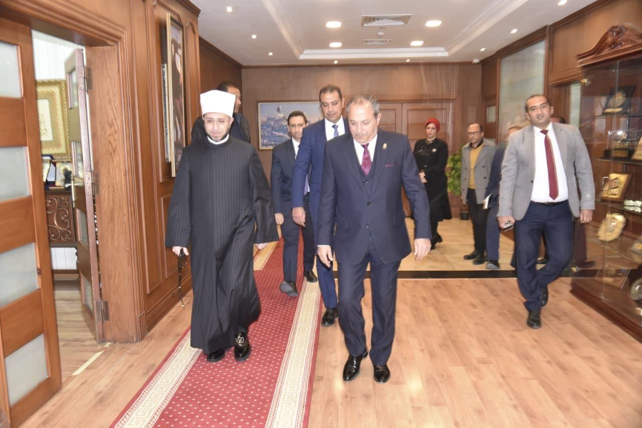 المحافظ والوزير