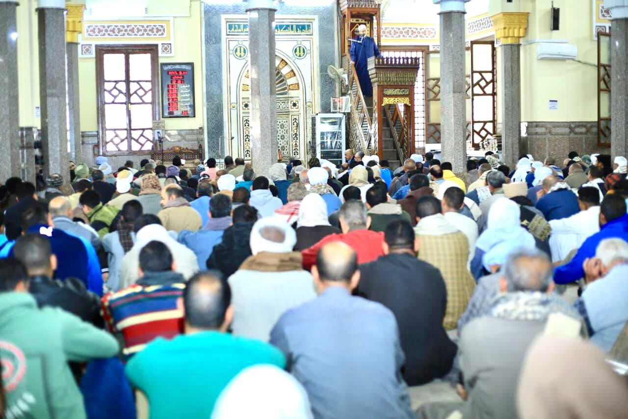 نائب محافظ سوهاج يستمع لشكاوى المواطنين (2) نائب محافظ سوهاج يستمع لشكاوى المواطنين (2)