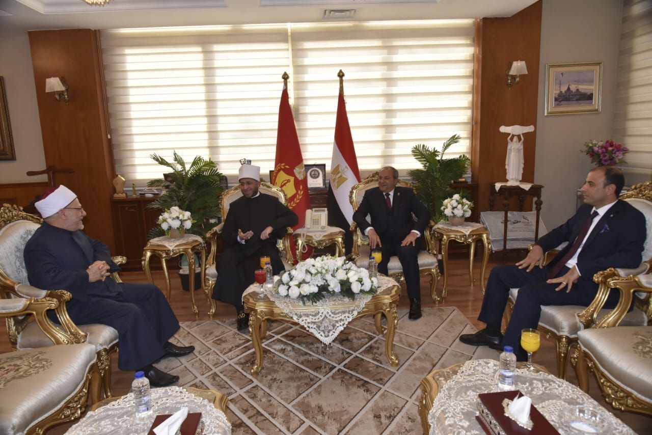 المكافظ ووزير الاوقتف بمكتبه