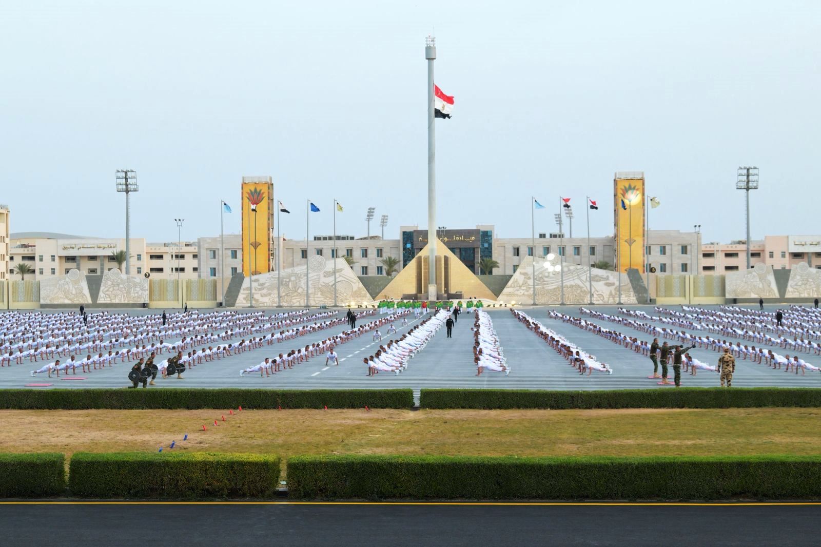 خلال زيارة الرئيس للأكاديمية العسكرية (1) خلال زيارة الرئيس للأكاديمية العسكرية (1)
