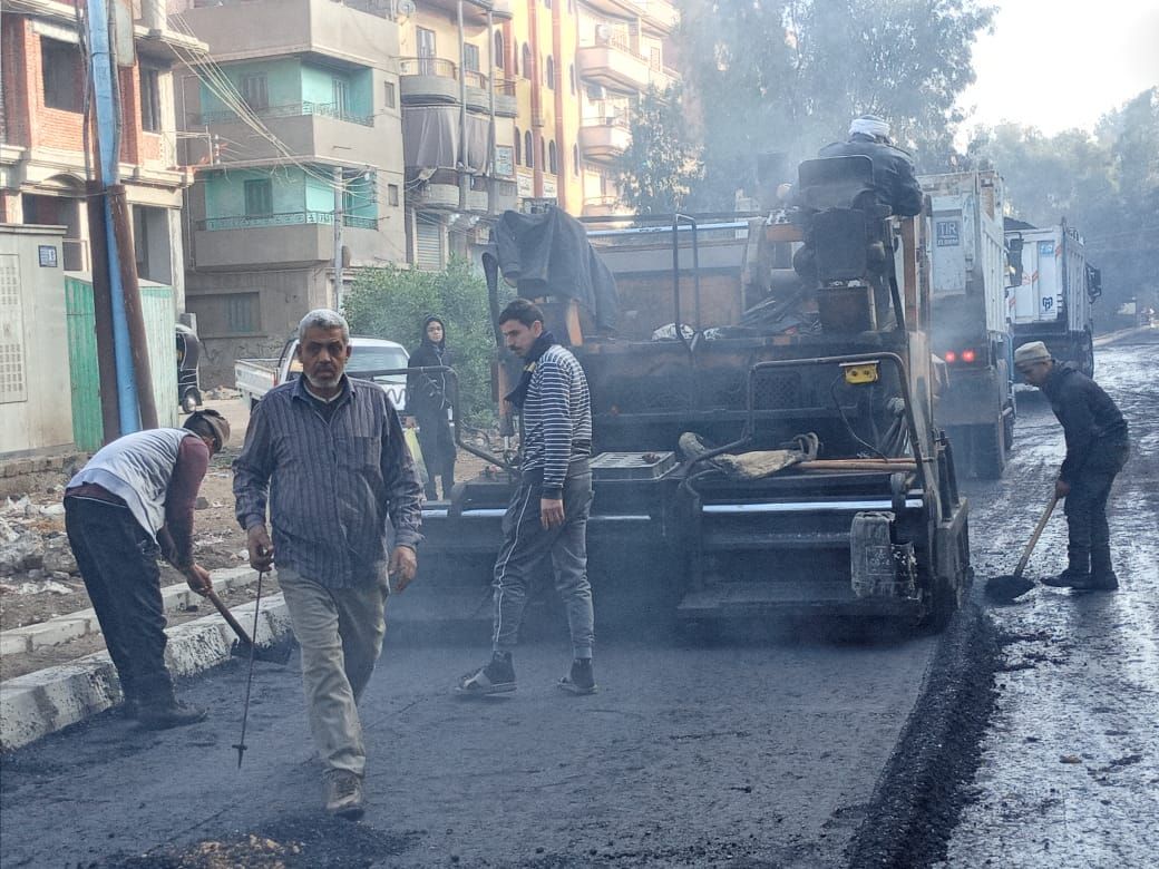 جانب من عمليات رصف الطرق (2) جانب من عمليات رصف الطرق (2)