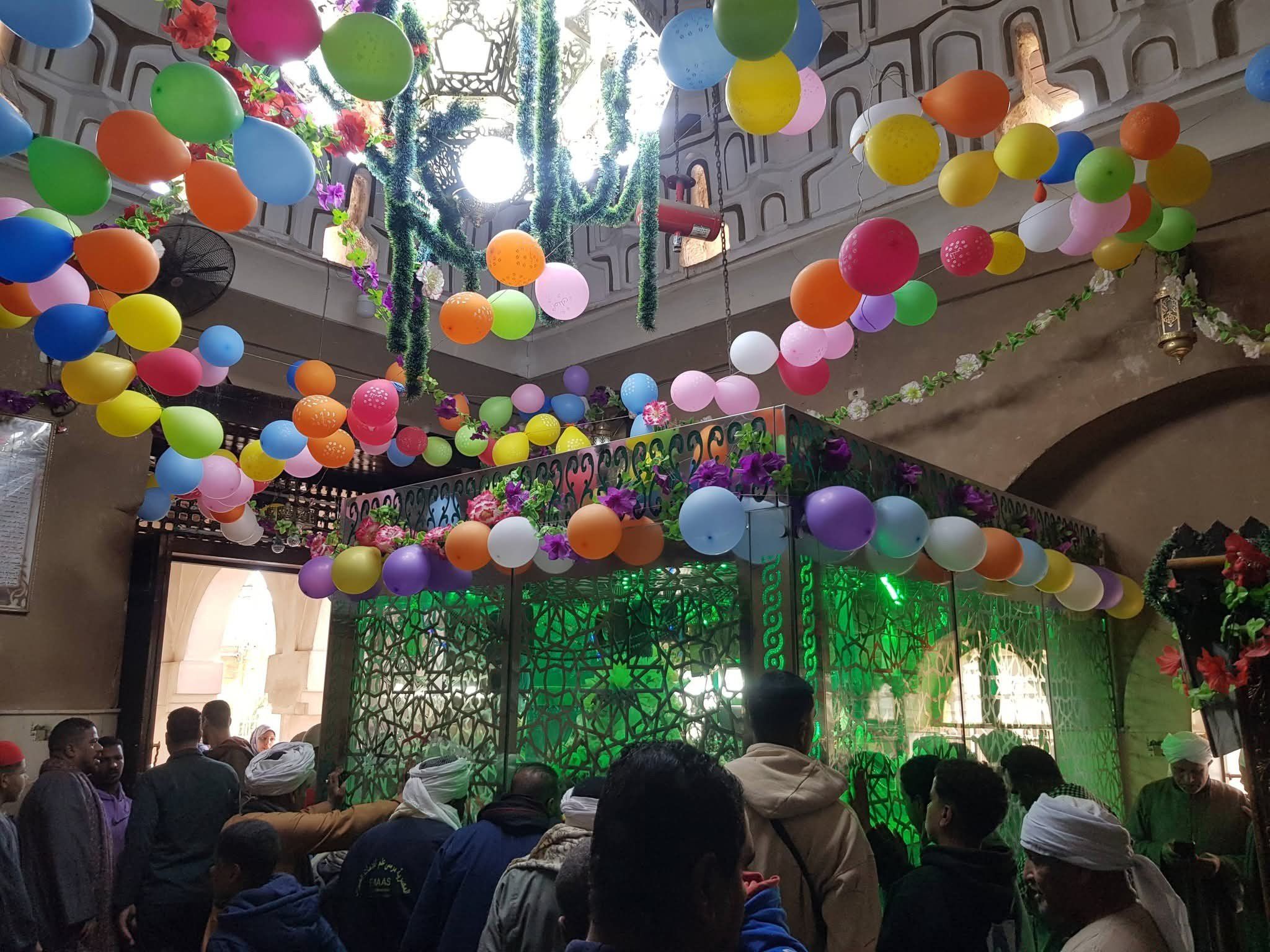 تجميل ضريح ومقام سيدى أبوالحجاج بالبلالين قبل ليلة المولد الختامية