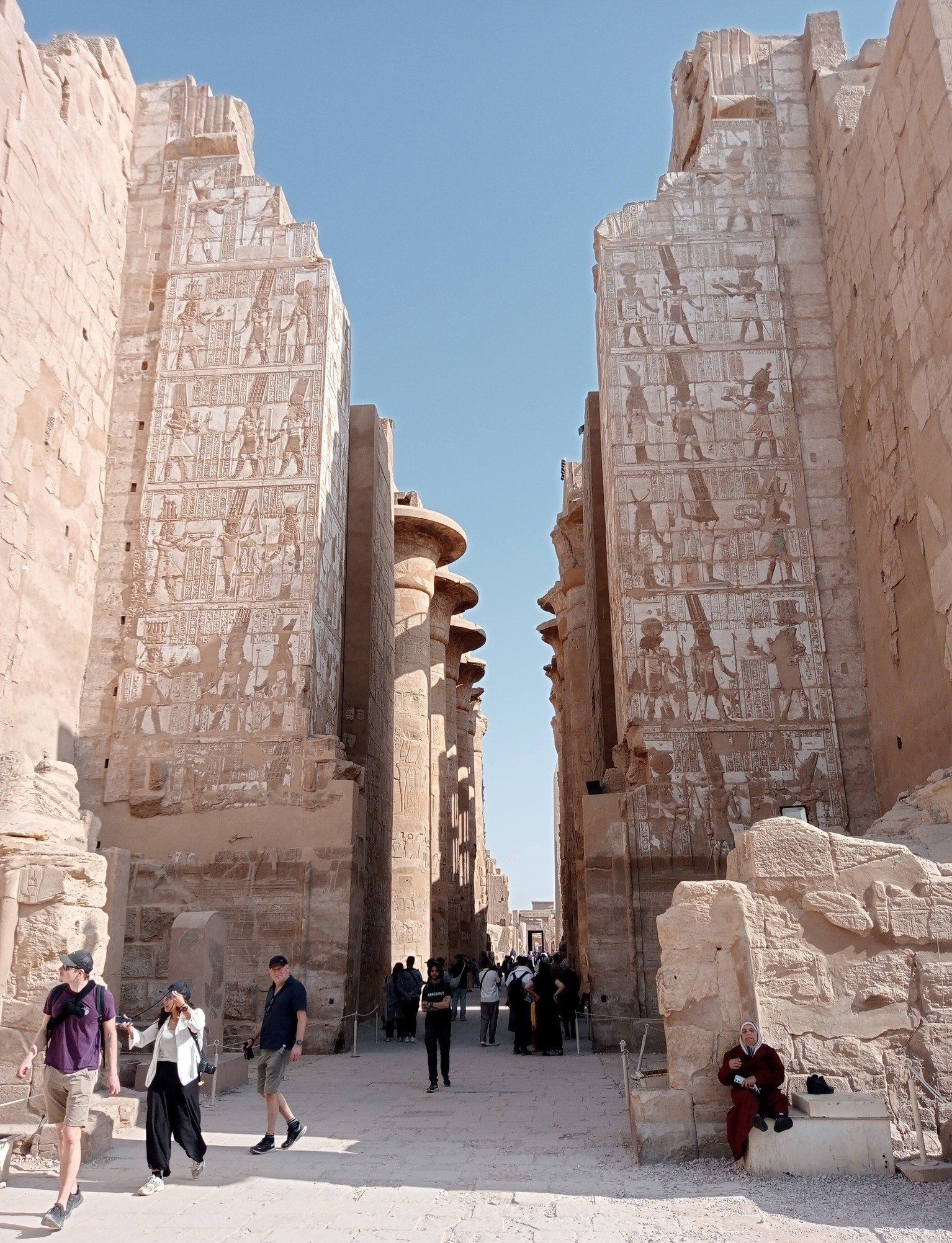 توافد السائحين فى قلب معبد الأقصر للإستمتاع بالتاريخ القديم توافد السائحين فى قلب معبد الأقصر للإستمتاع بالتاريخ القديم