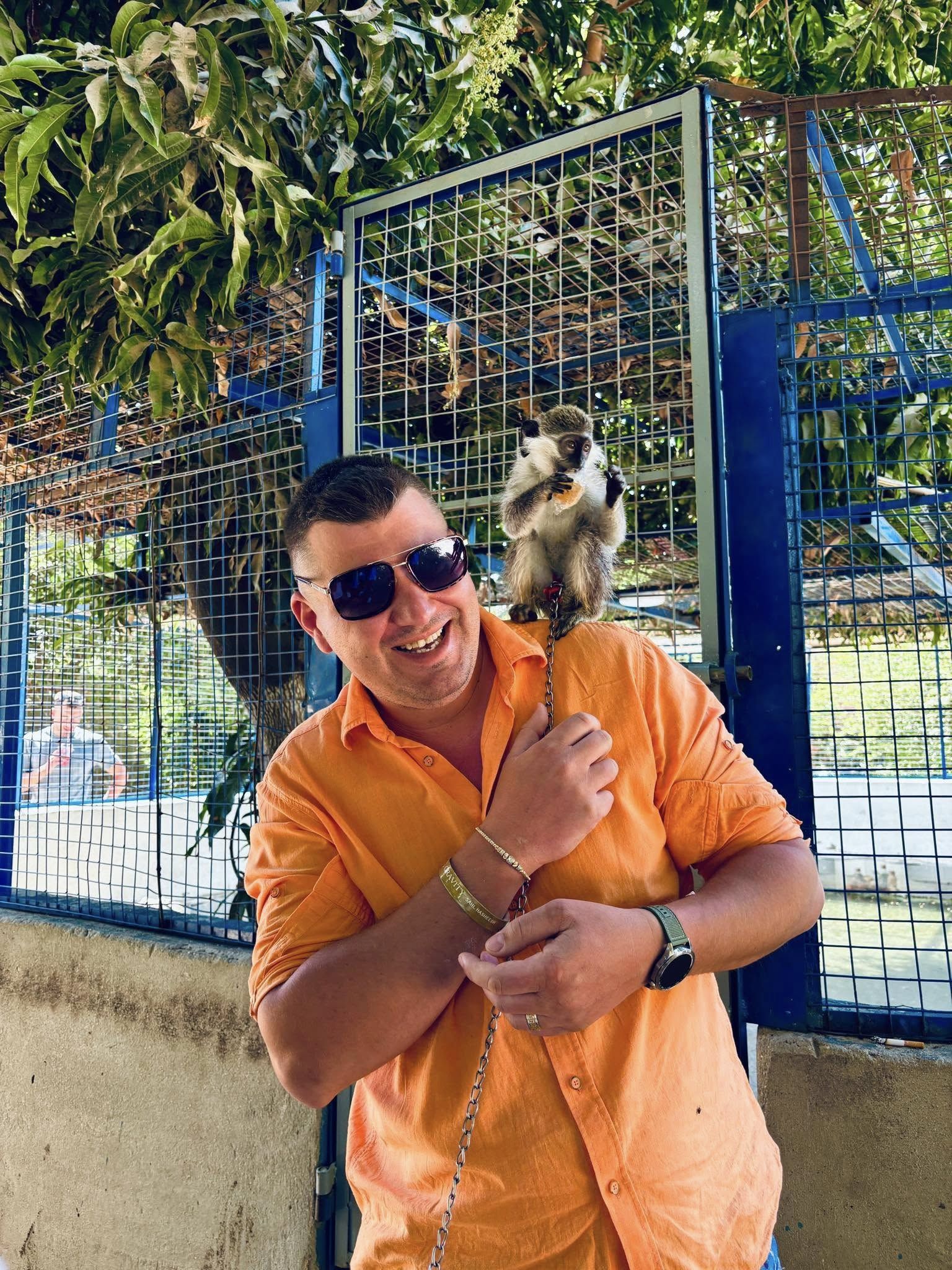 فرحة السائحين فى جزيرة الموز المبهجة واللعب مع الحيوانات فرحة السائحين فى جزيرة الموز المبهجة واللعب مع الحيوانات