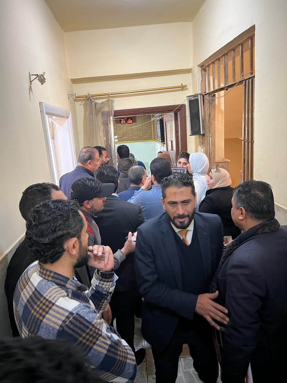 توافد المحامين للادلاء بأصواتهم توافد المحامين للادلاء بأصواتهم