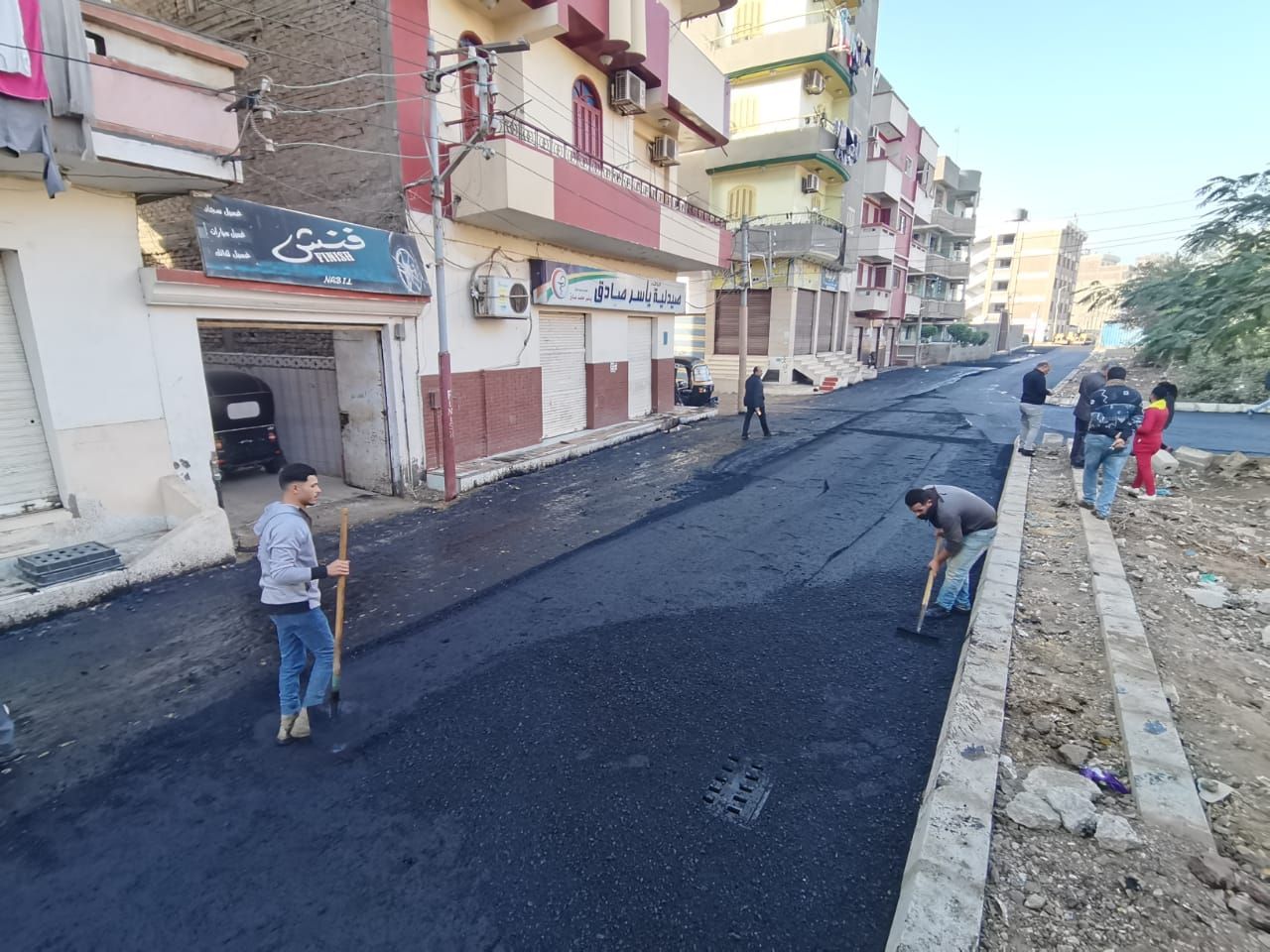 جانب من عمليات رصف الطرق (1) جانب من عمليات رصف الطرق (1)