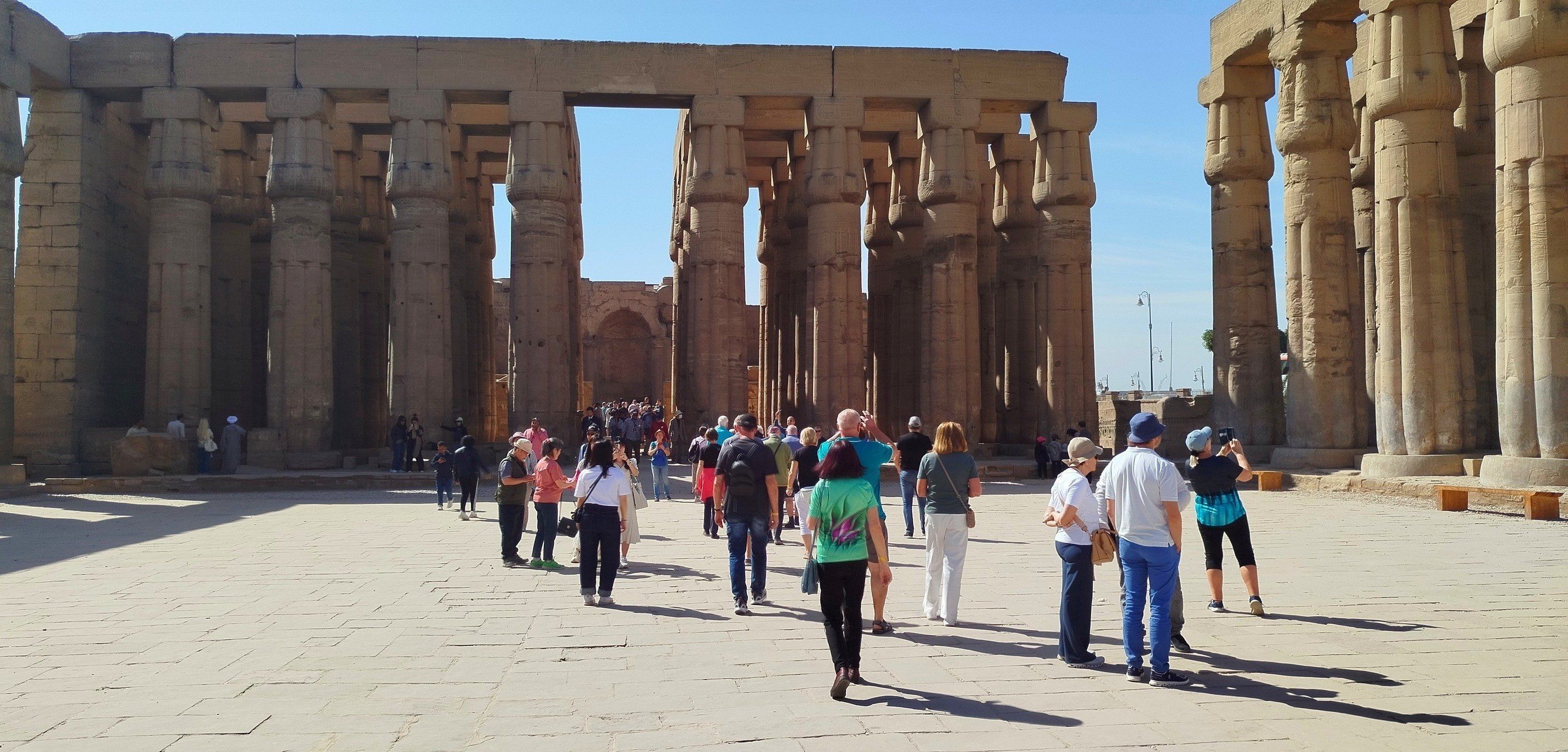 التوافد السياحى المبهج فى قلب معبد الأقصر التوافد السياحى المبهج فى قلب معبد الأقصر