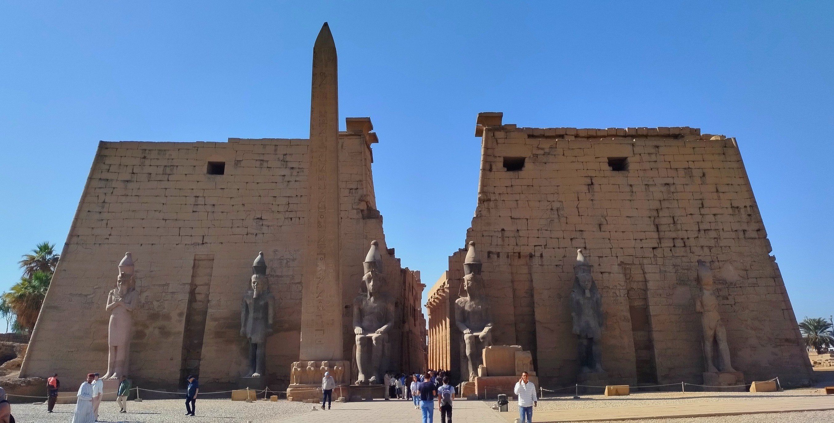 سحر واجهة معبد الأقصر تجذب سياح العالم يومياً سحر واجهة معبد الأقصر تجذب سياح العالم يومياً