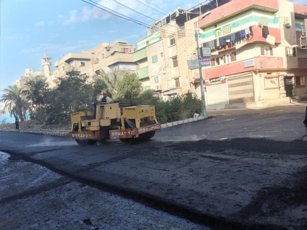 جانب من عمليات رصف الطرق (3) جانب من عمليات رصف الطرق (3)