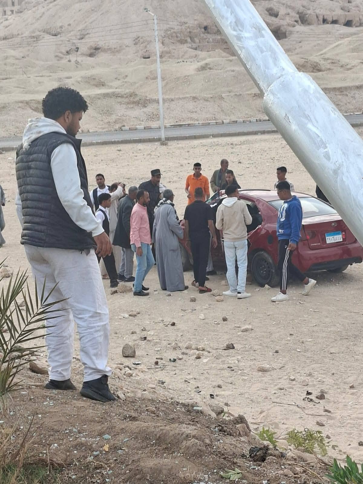 إصطدام سيارة ملاكى في عمود إنارة بمدخل وادى الملوك غرب الأقصر