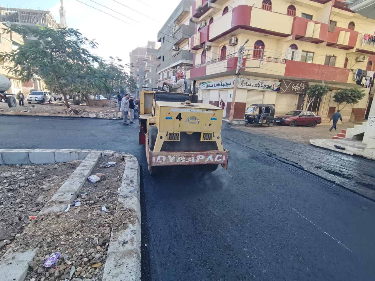 جانب من عمليات رصف الطرق (5) جانب من عمليات رصف الطرق (5)