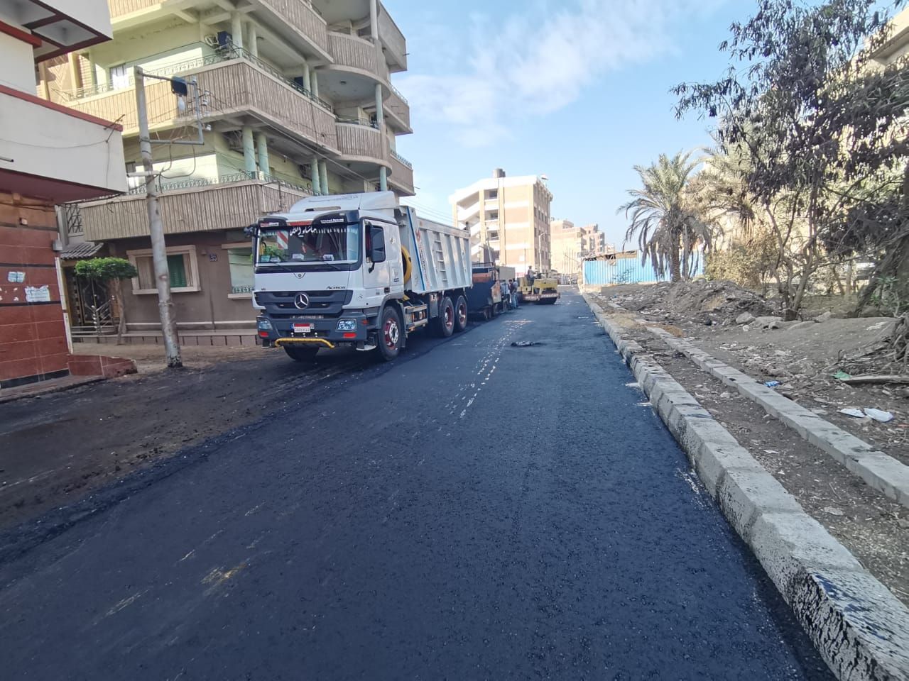 جانب من عمليات رصف الطرق (4) جانب من عمليات رصف الطرق (4)