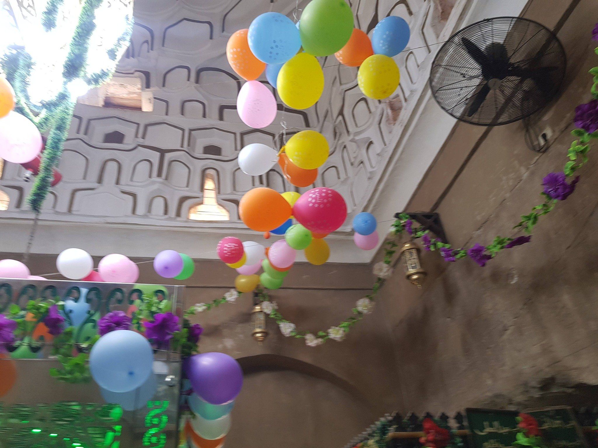 بلالين وزينة وبهجة داخل مقام سيدى أبوالحجاج الأقصرى بلالين وزينة وبهجة داخل مقام سيدى أبوالحجاج الأقصرى