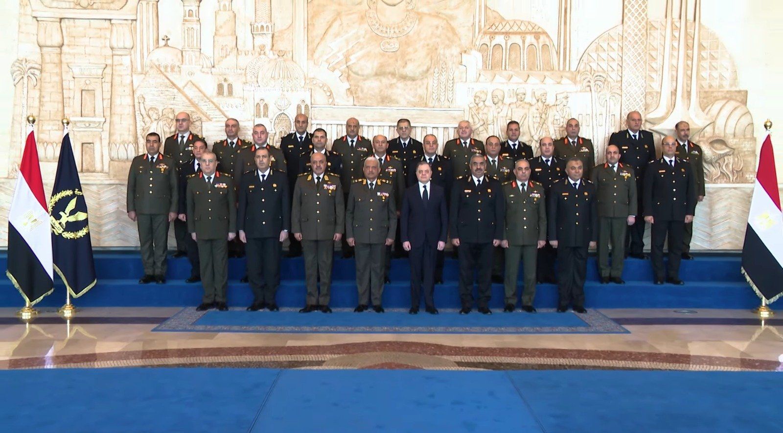 صورة تذكارية للواء محمود توفيق وزير الداخلية مع لقائد العام للقوات المسلحة والوفد المرافق له صورة تذكارية للواء محمود توفيق وزير الداخلية مع لقائد العام للقوات المسلحة والوفد المرافق له