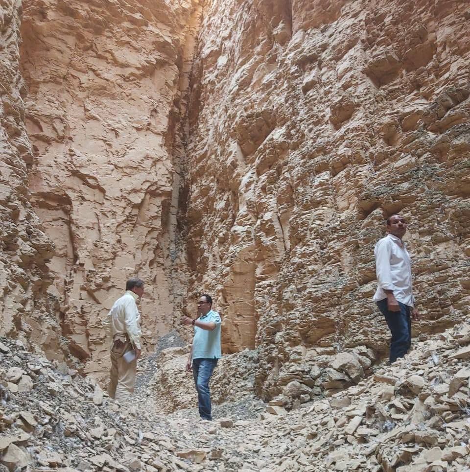 جانب من العمل فى كشف أسرار المقبرة المعلقة غرب الأقصر