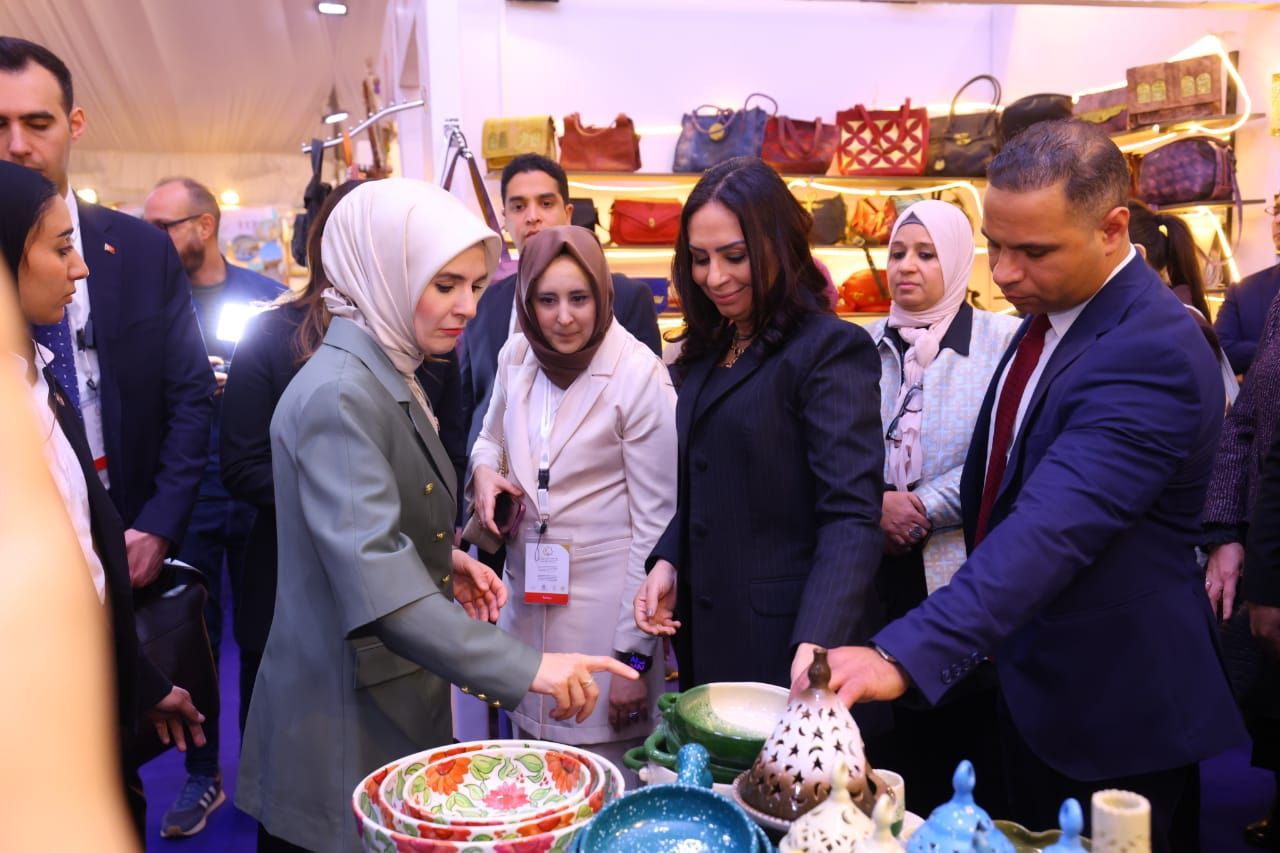 وزيرة التضامن ووزيرة الأسرة والخدمات الاجتماعية التركية بمعرض ديارنا للحرف اليدوية والتراثية