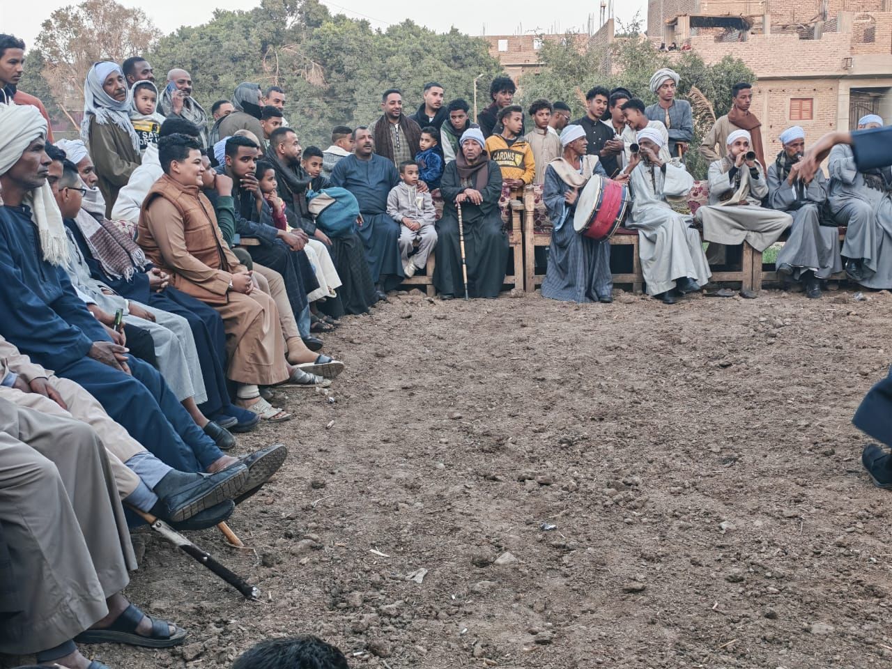 الجماهير تتابع حلقات التحطيب فى مولد قرية العشي