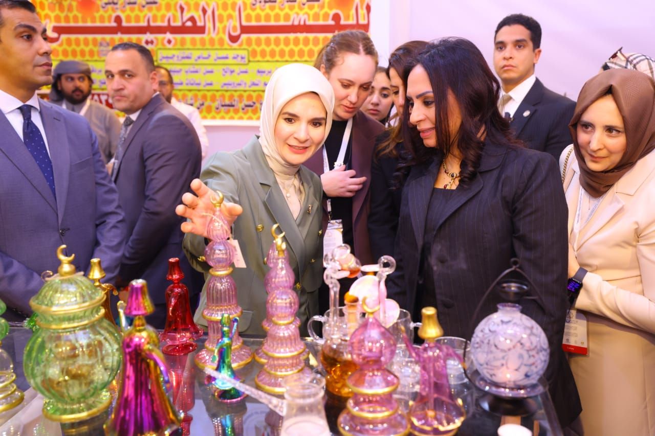 الدكتورة مايا مرسى مع وزيرة الأسرة والخدمات الاجتماعية التركية تتفقدان بمعرض ديارنا للحرف اليدوية والتراثية