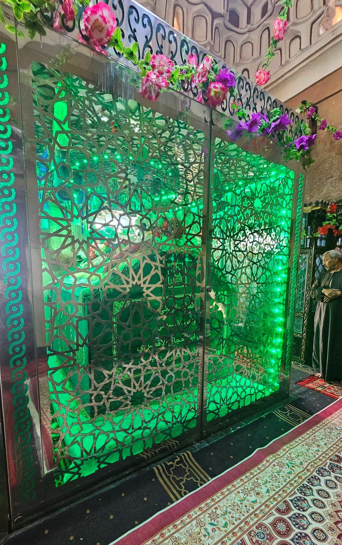 تزيين الضريح والمقام بالبلالين والورود تزيين الضريح والمقام بالبلالين والورود