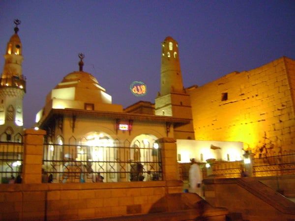 المسجد من الخارج المسجد من الخارج