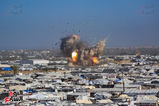 تصاعد النار من شدة القصف تصاعد النار من شدة القصف