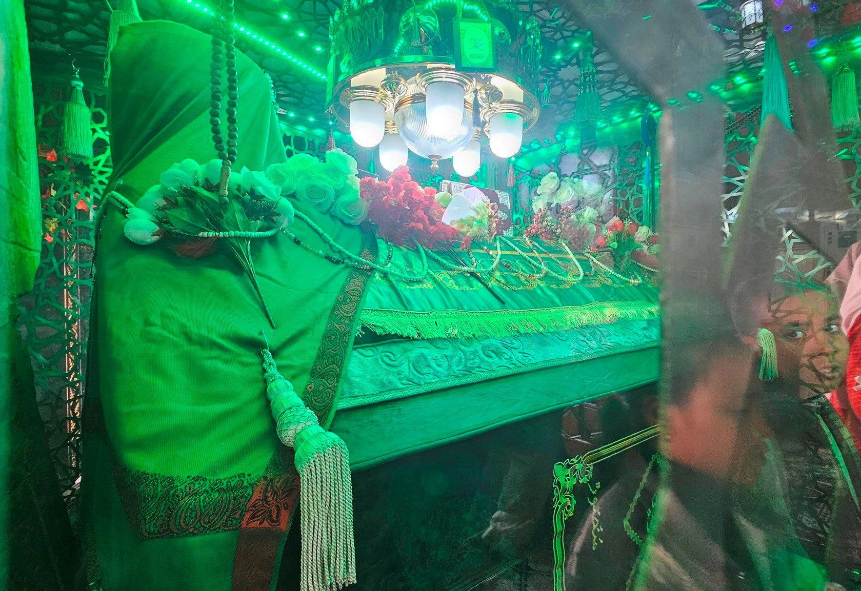 تزيين الضريح والمقام خلال زيارات المواطنين بالبلالين والورود تزيين الضريح والمقام خلال زيارات المواطنين بالبلالين والورود