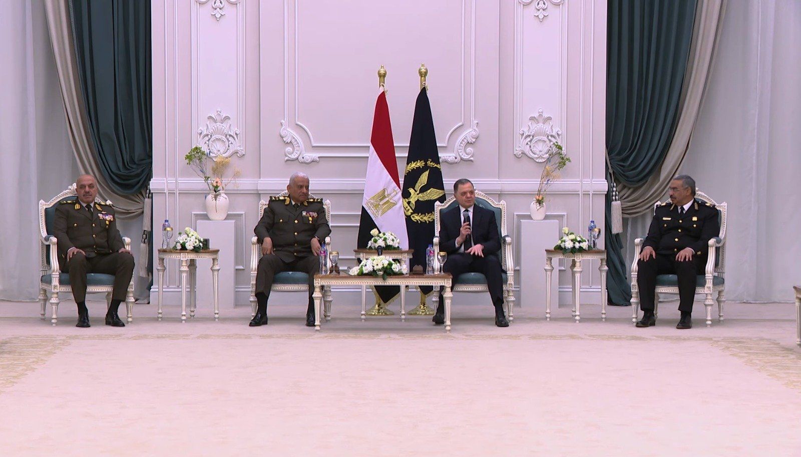 اللواء محمود توفيق وزير الداخلية يرحب بالقائد العام للقوات المسلحة اللواء محمود توفيق وزير الداخلية يرحب بالقائد العام للقوات المسلحة