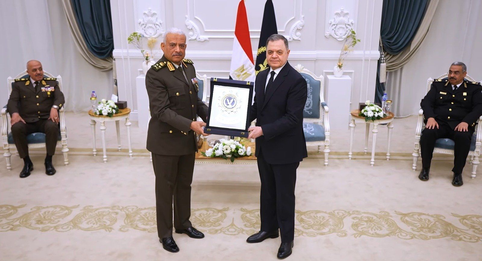 اللواء محمود توفيق وزير الداخلية يهدى درع إلى القائد العام للقوات المسلحة اللواء محمود توفيق وزير الداخلية يهدى درع إلى القائد العام للقوات المسلحة