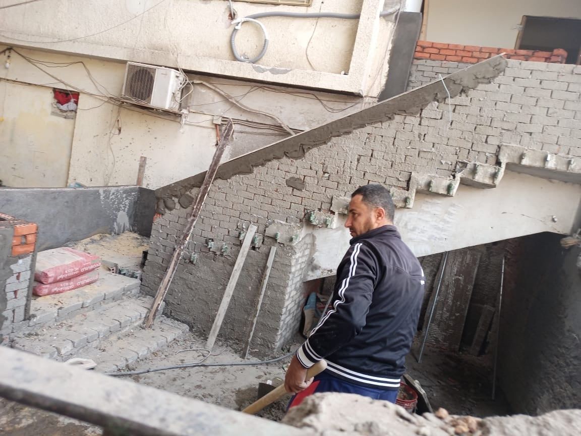 إزالة سور مخالف وإيقاف أعمال تشطيبات غير قانونية خلال حملة بحى العجوزة.. صور