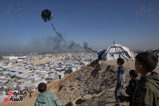 الأطفال تشاهد الغارات على الخيام الأطفال تشاهد الغارات على الخيام