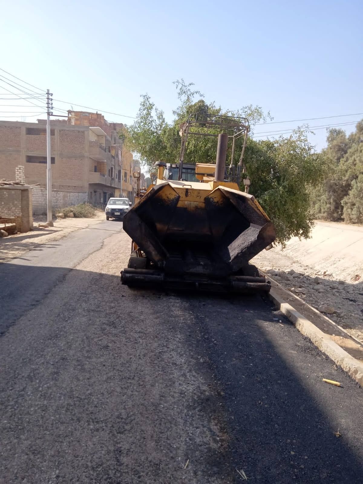 تأهيل طريق أسفلت وبندورة مدخل نجع أبو الحمد بالطود